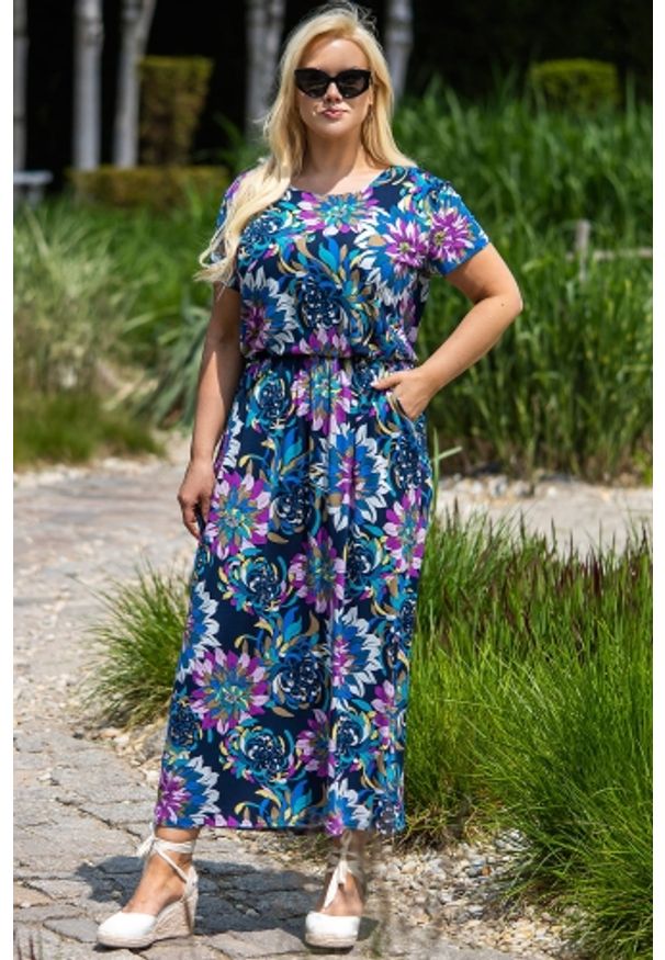 KARKO - Sukienka dzianinowa wiskozowa z kieszeniami IWONA granatowa w w duże kwiaty. Okazja: na spotkanie biznesowe, do pracy, na co dzień. Kolekcja: plus size. Kolor: niebieski. Wzór: kwiaty. Typ sukienki: dla puszystych. Materiał: wiskoza, dzianina. Długość rękawa: krótki rękaw. Sezon: lato. Styl: biznesowy, casual, elegancki. Długość: maxi