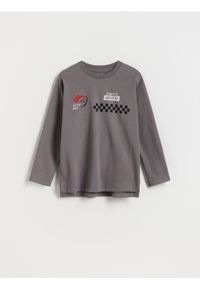 Reserved - Longsleeve z nadrukiem Nascar - ciemnoszary. Kolor: szary. Materiał: dzianina, bawełna. Długość rękawa: długi rękaw. Wzór: nadruk