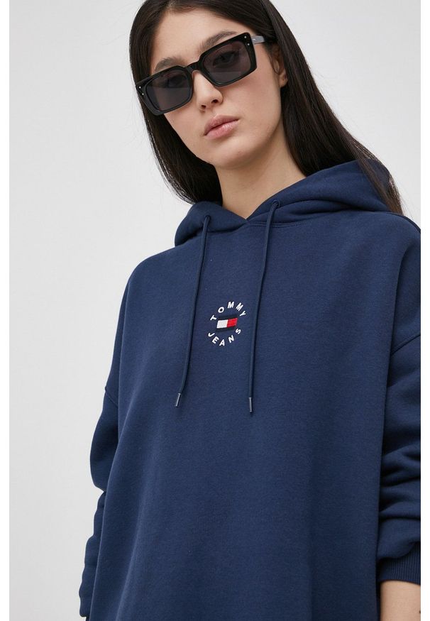 Tommy Jeans Sukienka kolor granatowy mini prosta. Okazja: na co dzień. Typ kołnierza: kaptur. Kolor: niebieski. Materiał: bawełna, dzianina. Wzór: gładki. Typ sukienki: proste. Styl: casual. Długość: mini