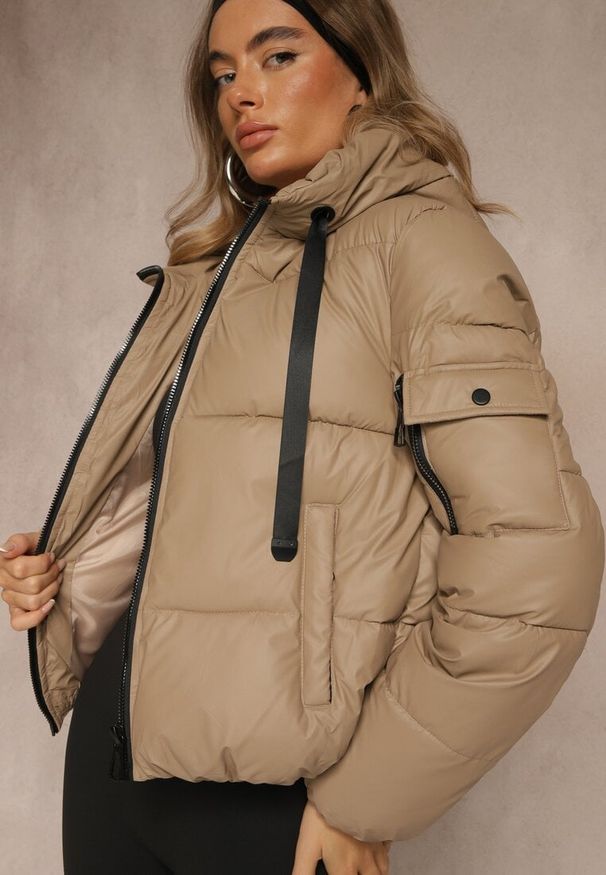 Renee - Ciemnobeżowa Kurtka Puffer z Pikowanymi Przeszyciami i Kapturem Renaria. Okazja: na co dzień. Typ kołnierza: kaptur. Kolor: beżowy. Materiał: jeans, poliester. Sezon: zima. Styl: casual