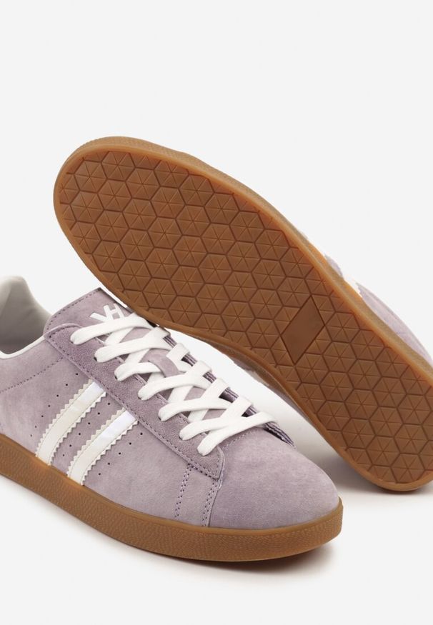 Renee - Fioletowe Sneakersy Tenisówki Ozdobione Paskami Nilavara. Okazja: na co dzień, na spacer. Zapięcie: pasek. Kolor: fioletowy. Materiał: jeans. Wzór: aplikacja. Obcas: na obcasie. Wysokość obcasa: niski. Sport: turystyka piesza