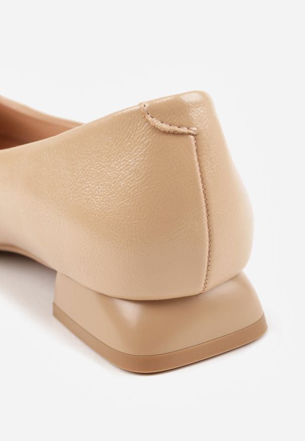 Born2be - Beżowe Czółenka na Niskim Obcasie z Elegancką Aplikacją i Skórzaną Wkładką Cezaline. Okazja: na co dzień, na spotkanie biznesowe, do pracy. Kolor: beżowy. Materiał: skóra. Wzór: aplikacja. Obcas: na obcasie. Styl: elegancki. Wysokość obcasa: niski