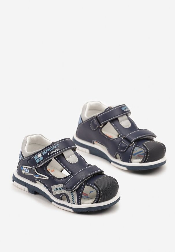 Born2be - Niebieskie Sandały z Geometrycznym Wzorem Linasenia. Okazja: na co dzień. Zapięcie: rzepy. Kolor: niebieski. Wzór: geometria. Styl: casual, klasyczny