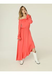 Madnezz - Sukienka Emma - koral. Kolor: pomarańczowy. Materiał: wiskoza, elastan. Typ sukienki: asymetryczne. Długość: midi