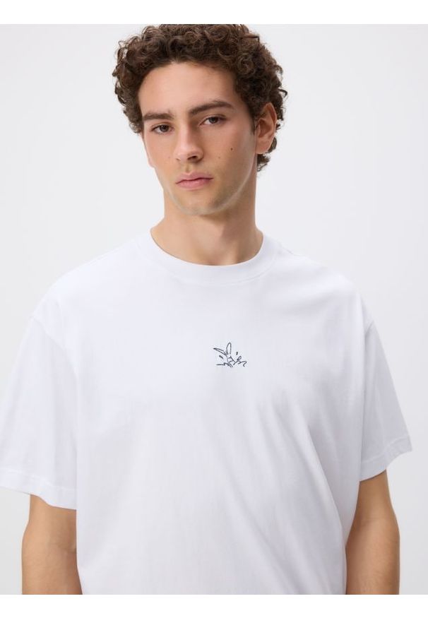 Reserved - T-shirt boxy z wyszywanym wzorem - biały. Kolor: biały. Materiał: bawełna, dzianina