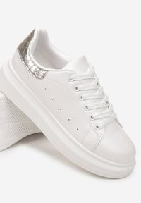 Renee - Biało-Złote Sneakersy Lucid Dream. Okazja: na co dzień. Wysokość cholewki: przed kostkę. Nosek buta: okrągły. Kolor: biały. Materiał: dresówka, skóra. Szerokość cholewki: normalna. Wzór: aplikacja #3