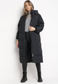 Born2be - Czarna Długa Kurtka Pikowana Płaszcz na Zamek z Kapturem Lesea. Okazja: na co dzień. Typ kołnierza: kaptur. Kolor: czarny. Materiał: dzianina, jeans. Długość: długie. Styl: casual, elegancki #3