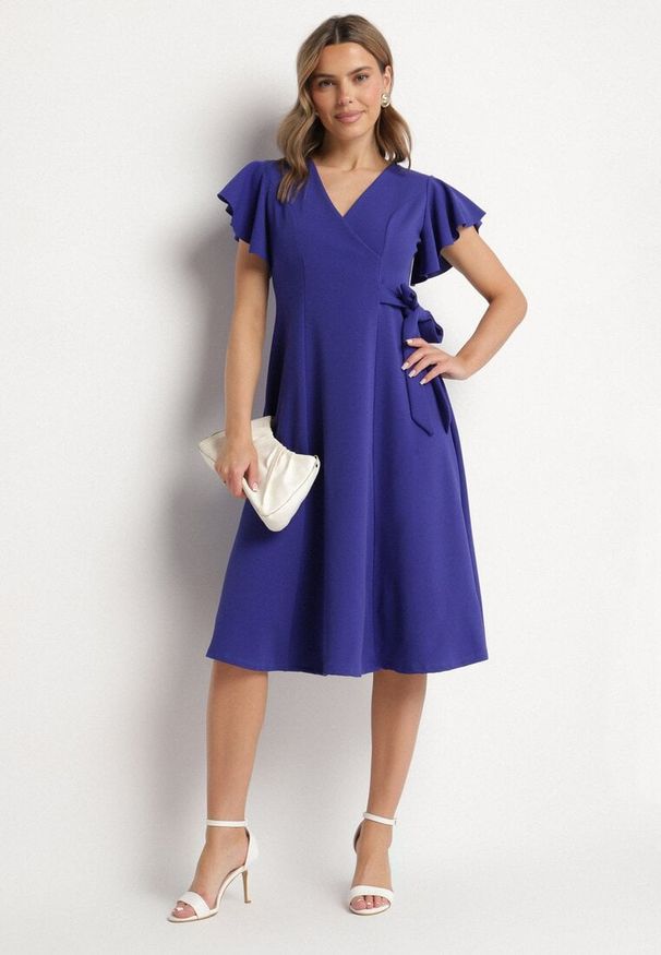 Born2be - Niebieska Rozkloszowana Sukienka Kopertowa z Wiązaniem w Talii Dannila. Kolor: niebieski. Wzór: aplikacja. Typ sukienki: kopertowe