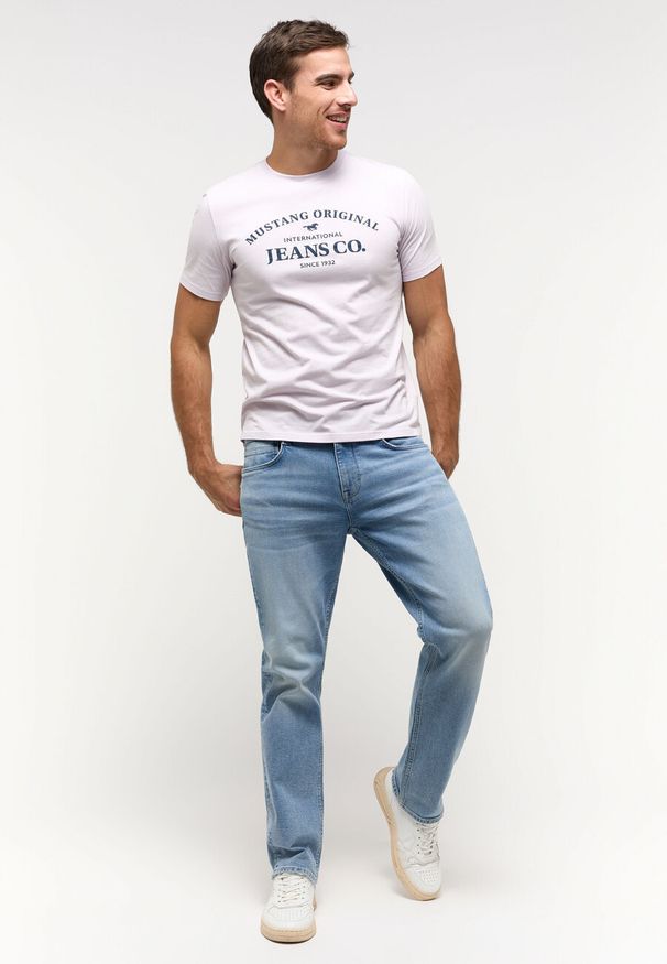 Mustang - MUSTANG AUSTIN MĘSKI T-SHIRT KOSZULKA NADRUK ORCHID HUSH 1014942 8056. Wzór: nadruk