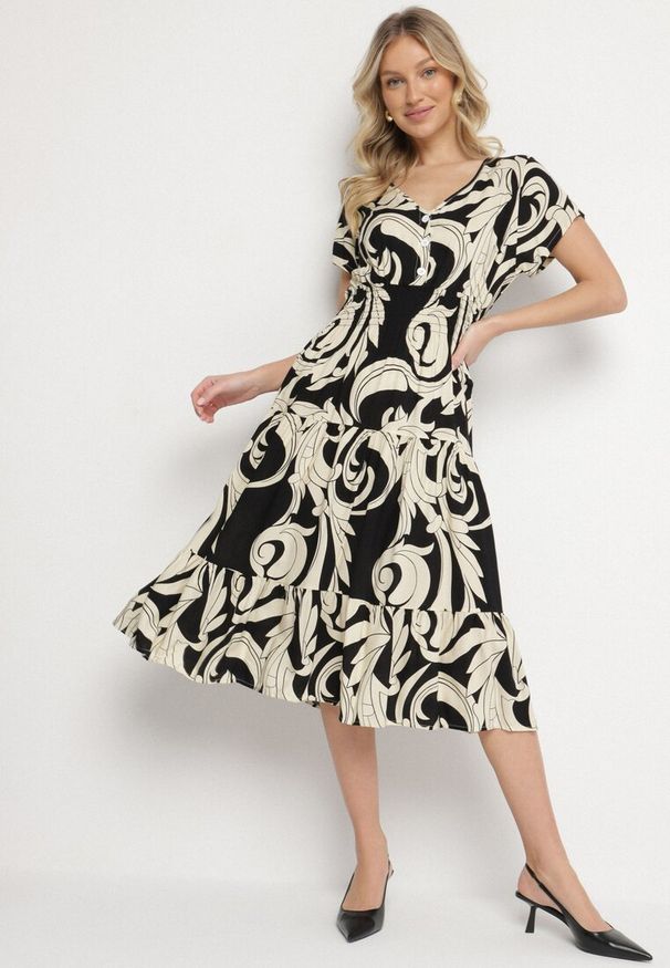 Born2be - Czarna Sukienka z Bawełny Ozdobiona Guzikami i Geometrycznym Wzorem Talissea. Okazja: na co dzień. Typ kołnierza: dekolt w kształcie V. Kolor: czarny. Materiał: bawełna. Wzór: geometria, aplikacja. Sezon: lato. Styl: casual