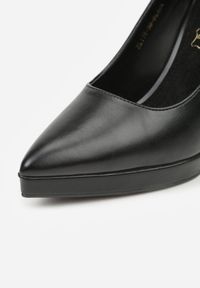 Renee - Czarne Szpilki Vices ze Skórzaną Wkładką w Klasycznym Stylu Amorisse. Okazja: na spotkanie biznesowe. Kolor: czarny. Materiał: skóra. Obcas: na szpilce. Styl: klasyczny #9