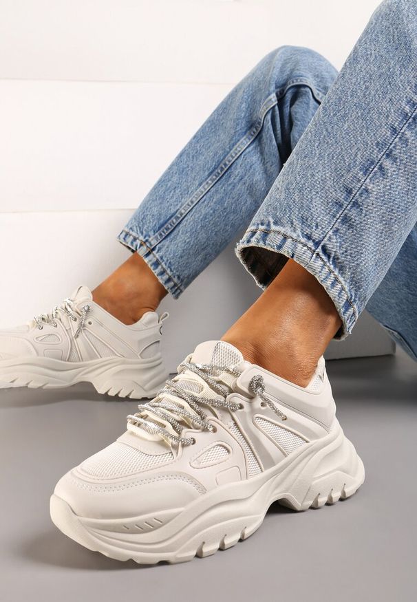 Renee - Beżowe Sneakersy na Nieregularnej Grubej Podeszwie z Cyrkoniami Adirka. Okazja: na co dzień. Kolor: beżowy. Materiał: jeans, bawełna
