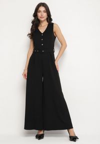 Born2be - Czarny Taliowany Kombinezon z Wiskozą Ozdobiony Paskiem Ralinelle. Okazja: na imprezę. Kolor: czarny. Materiał: wiskoza. Wzór: aplikacja. Styl: elegancki, klasyczny #1