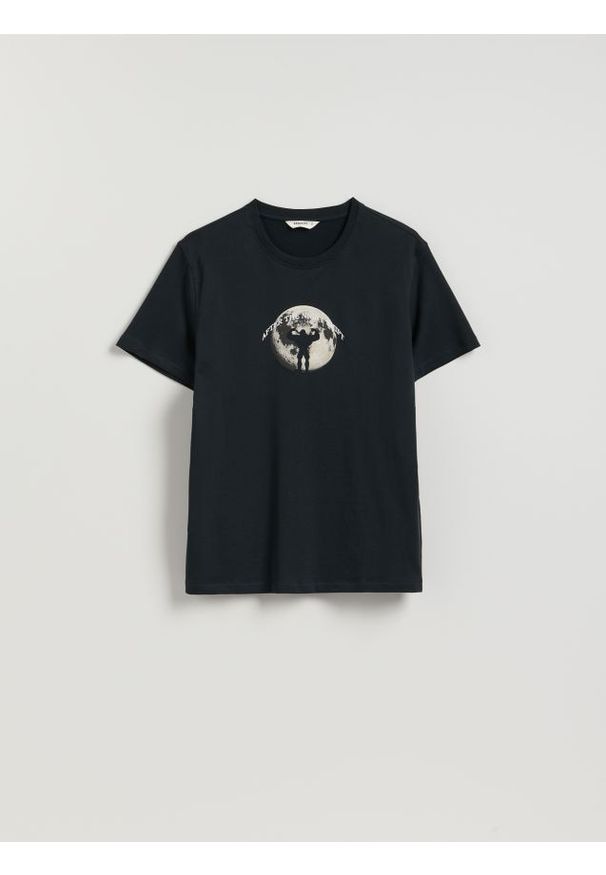 Reserved - T-shirt regular ze świątecznym nadrukiem - szary. Kolor: szary. Materiał: dzianina, bawełna. Wzór: nadruk. Styl: wizytowy