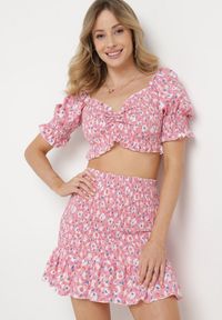 Born2be - Różowy Letni Komplet Krótka Bluzka Spódniczka z Wysokim Stanem z Falbankami Maribella. Kolor: różowy. Materiał: tkanina