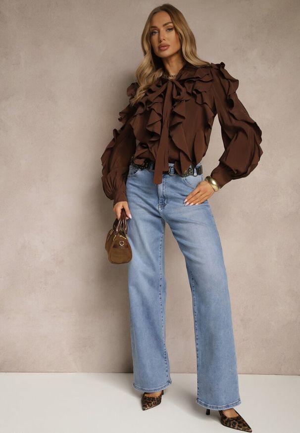 Renee - Brązowa Koszula Zdobiona Falbanami i Wiązaniem przy Szyi Ravissa. Okazja: na co dzień. Kolor: brązowy. Materiał: wiskoza. Wzór: aplikacja. Sezon: wiosna, lato. Styl: elegancki, casual