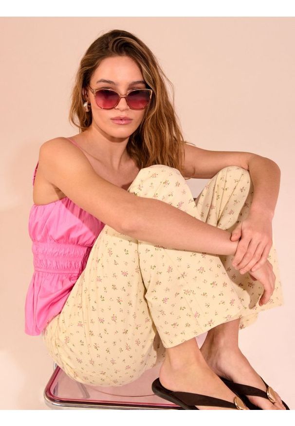 Sinsay - Jeansy wide leg z paskiem - kremowy. Kolor: kremowy