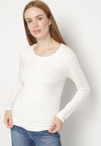 Born2be - Biała Bluzka Typu Longsleeve z Okrągłym Dekoltem Unelessa. Kolor: biały. Materiał: jeans. Długość rękawa: długi rękaw. Styl: klasyczny, elegancki #3