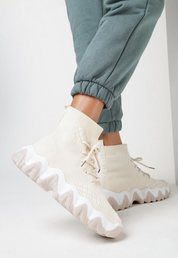 Born2be - Jasnobeżowe Sneakersy Zarinaith. Nosek buta: okrągły. Zapięcie: bez zapięcia. Kolor: beżowy. Materiał: materiał. Szerokość cholewki: normalna
