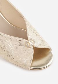 Born2be - Beżowo-Złote Sandały na Obcasie ze Skórzaną Wkładką i Cyrkoniami Vylyra. Okazja: na co dzień. Zapięcie: sprzączka. Kolor: beżowy. Materiał: skóra. Wzór: aplikacja. Obcas: na obcasie. Styl: casual, klasyczny. Wysokość obcasa: średni #7