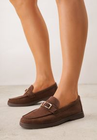 Born2be - Brązowe Mokasyny z Prostokątną Metaliczną Ozdobą Aeleorane. Nosek buta: okrągły. Zapięcie: klamry. Kolor: brązowy. Materiał: zamsz, skóra. Wzór: aplikacja. Obcas: na obcasie. Styl: klasyczny. Wysokość obcasa: niski #1