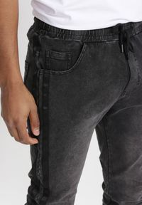Born2be - Ciemnoszare Spodnie Joggery Pisirise. Kolor: szary. Materiał: jeans, dresówka. Długość: długie. Wzór: aplikacja #3