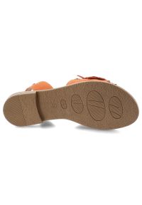 Sandały damskie Armodo, cholewka ze skóry naturalnej płaskie odkryte palce pasek na pięcie ozdobny kwiat, pomarańczowe, 40471. Okazja: na co dzień. Zapięcie: pasek. Kolor: pomarańczowy. Wzór: kwiaty. Materiał: skóra. Sezon: lato. Obcas: na obcasie. Styl: casual. Wysokość obcasa: niski #3