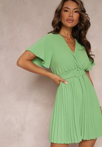 Renee - Zielona Sukienka Plisowana z Paskiem i Kopertowym Dekoltem Azelea. Kolor: zielony. Materiał: materiał. Typ sukienki: kopertowe #3