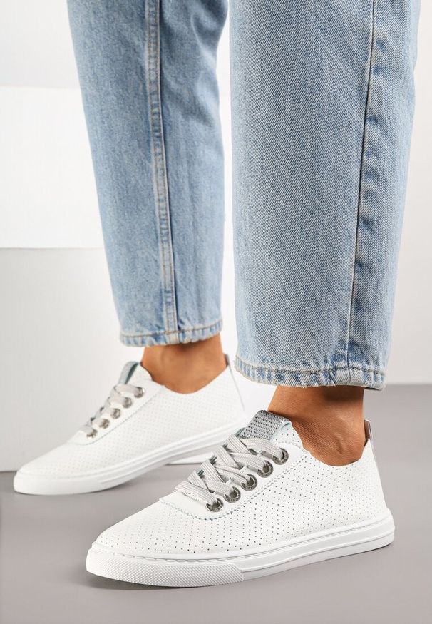 Born2be - Srebrne Tenisówki z Ażurową Cholewką i Cyrkoniami Liricela. Okazja: na co dzień. Kolor: srebrny. Materiał: jeans. Szerokość cholewki: normalna. Wzór: ażurowy. Styl: klasyczny, casual
