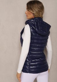 Renee - Granatowa Kamizelka Ozdobiona Pikowaniem i Kapturem Mivandra. Okazja: na co dzień. Typ kołnierza: kaptur. Kolor: niebieski. Materiał: jeans. Wzór: aplikacja. Styl: sportowy, casual, elegancki