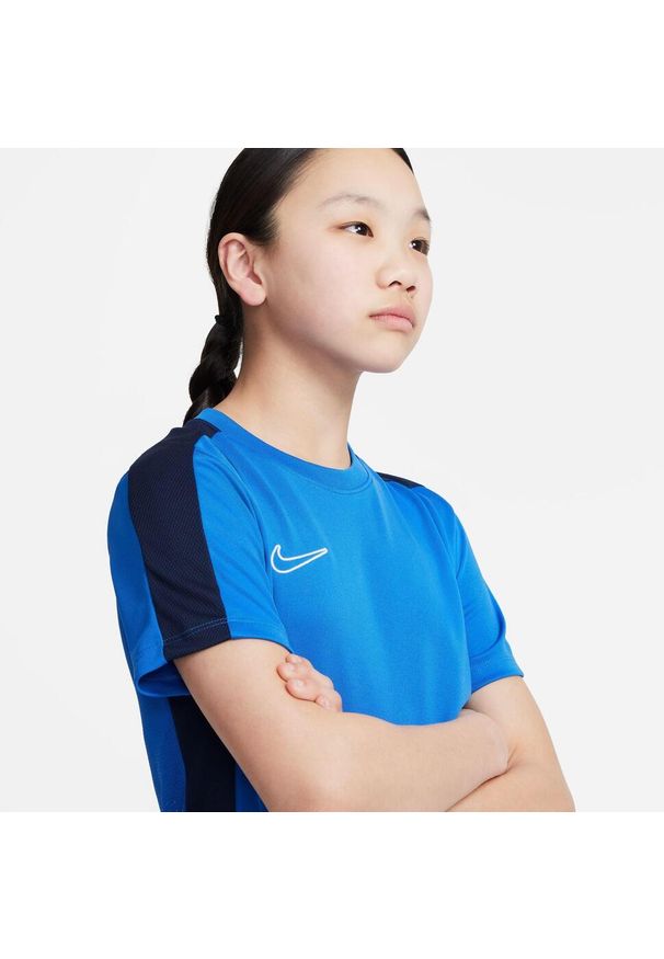 Koszulka treningowa męska Nike Academy 23 Top Ss. Kolor: niebieski. Długość rękawa: krótki rękaw. Długość: krótkie