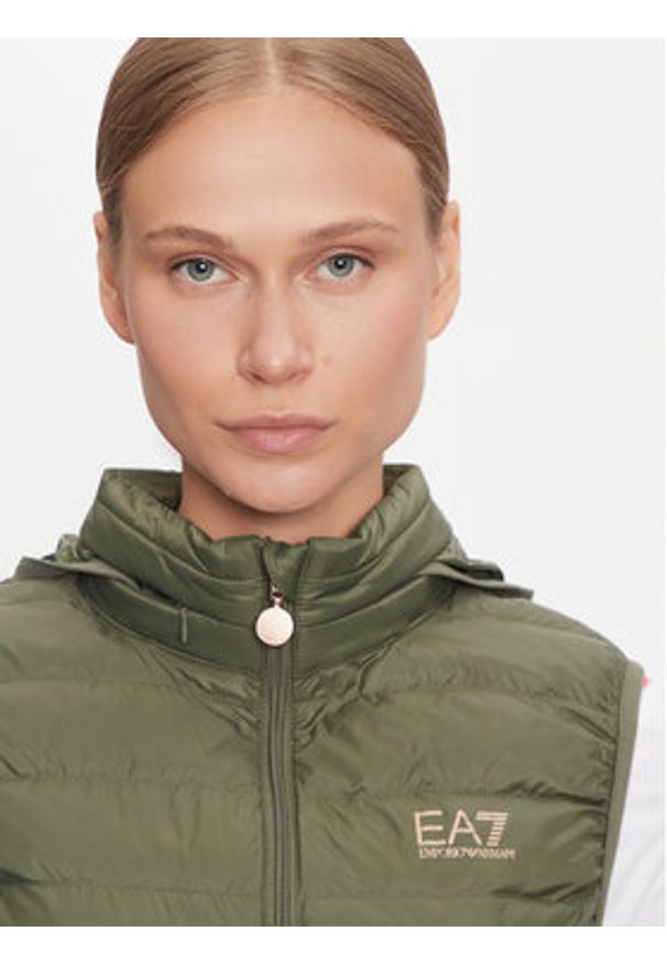EA7 Emporio Armani Bezrękawnik 6DTQ06 TNGPZ Khaki Regular Fit. Kolor: brązowy. Materiał: syntetyk. Długość rękawa: bez rękawów
