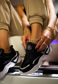 Renee - Czarne Sneakersy Naerime. Nosek buta: okrągły. Zapięcie: bez zapięcia. Kolor: czarny. Materiał: materiał. Szerokość cholewki: normalna. Wzór: napisy, aplikacja #8