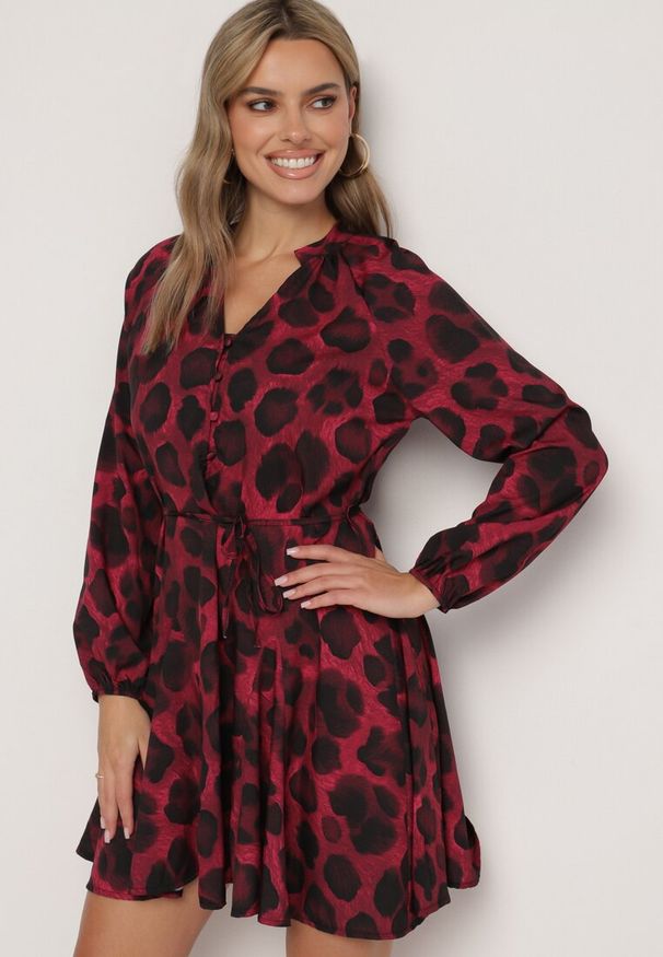 Born2be - Bordowa Rozkloszowana Sukienka w Panterkę z Guzikami i Wiązaniem w Talii Morila. Okazja: na co dzień. Kolor: czerwony. Materiał: jeans. Wzór: motyw zwierzęcy. Typ sukienki: rozkloszowane. Styl: elegancki, casual, klasyczny