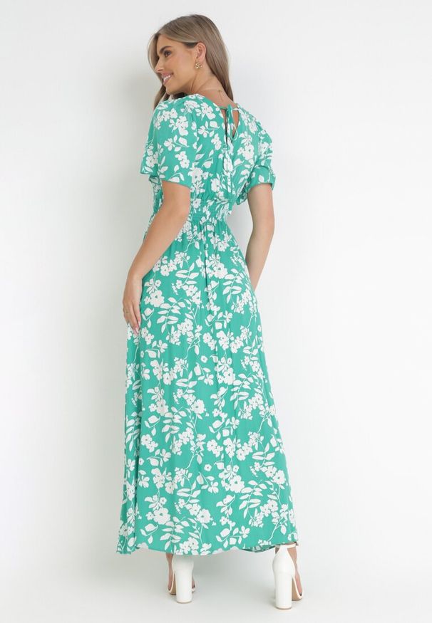 Born2be - Zielona Wiskozowa Sukienka Maxi z Gumkami w Talii i Kopertowym Dekoltem Olemenia. Kolor: zielony. Materiał: wiskoza. Wzór: kwiaty. Typ sukienki: kopertowe. Długość: maxi