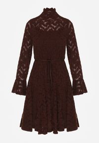 Born2be - Brązowa Koronkowa Sukienka z Wiązaniem Półgolfem i Falbankami Alnefera. Okazja: na co dzień. Typ kołnierza: kołnierz z falbankami. Kolor: brązowy. Materiał: koronka. Długość rękawa: na ramiączkach. Styl: casual, klasyczny #2