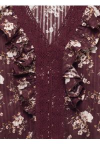 Big-Star - Bluzka damska z kwiatowym nadrukiem ciemnobrązowa Zala 804. Okazja: na co dzień. Typ kołnierza: kołnierz z falbankami, dekolt w kształcie V. Kolor: brązowy. Materiał: koronka. Wzór: nadruk, kwiaty. Styl: casual, boho #2