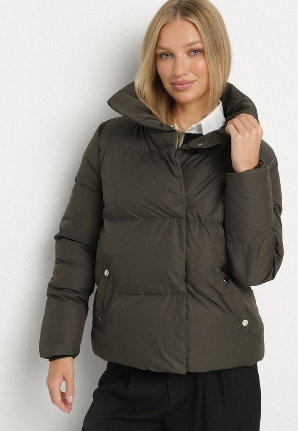 Born2be - Ciemnozielona Kurtka Pikowana z Kołnierzem Beatsarda. Kolor: zielony. Długość rękawa: długi rękaw. Długość: długie. Wzór: aplikacja