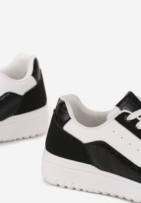 Born2be - Biało-Czarne Sneakersy z Geometrycznym Wzorem i Perforacją Idellie. Okazja: na co dzień. Kolor: biały. Wzór: geometria #4