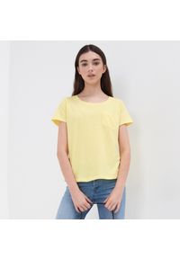 Sinsay - Koszulka basic z kieszonką - Żółty. Kolor: żółty #1