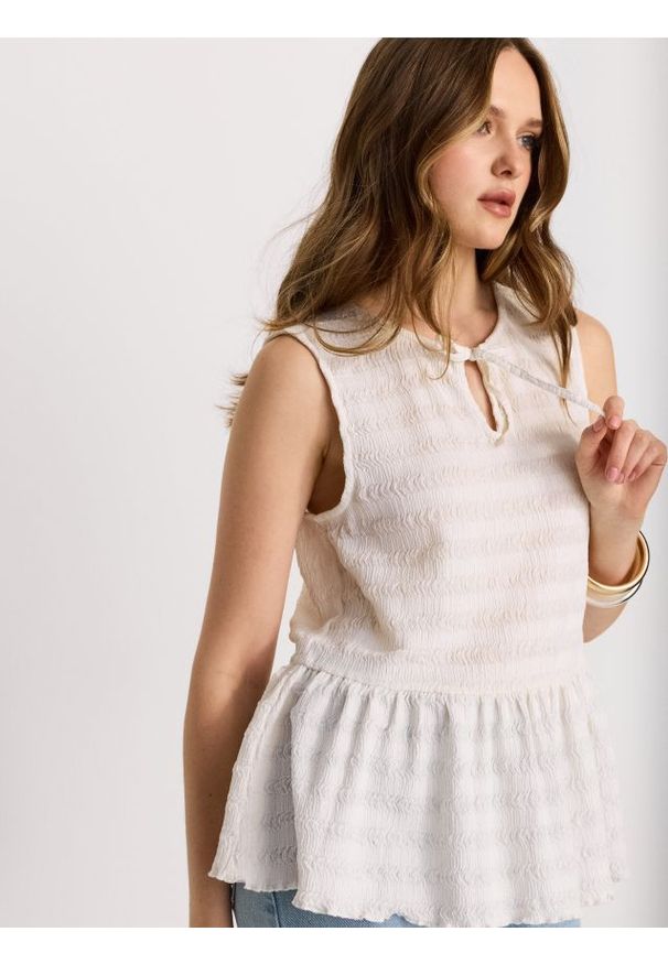 Sinsay - Strukturalna bluzka bez rękawów - kremowy. Kolor: kremowy. Długość rękawa: bez rękawów