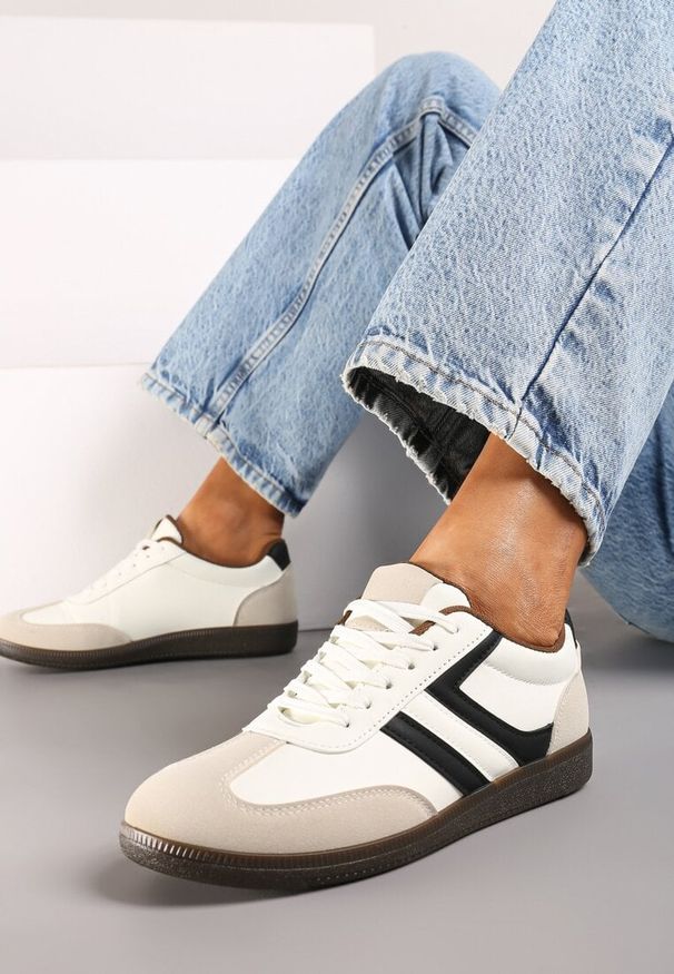 Born2be - Beżowe Stylowe Sneakersy na Płaskiej Podeszwie z Geometrycznymi Przeszyciami Rialine. Nosek buta: okrągły. Zapięcie: sznurówki. Kolor: beżowy. Materiał: materiał. Wzór: geometria. Obcas: na płaskiej podeszwie. Wysokość obcasa: niski
