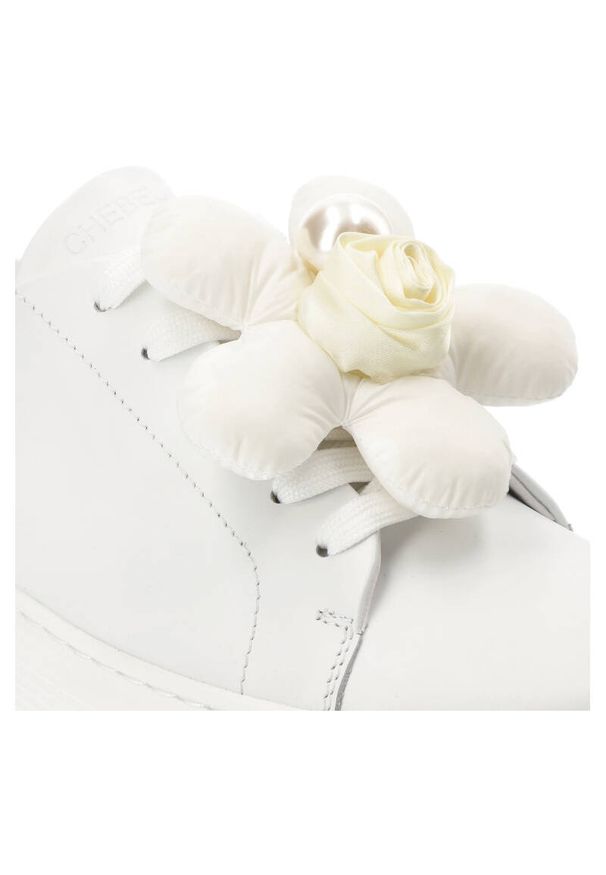 CheBello - Białe Eleganckie Sneakersy Chebello Z Ozdobnym Kwiatem. Zapięcie: bez zapięcia. Kolor: biały. Materiał: skóra. Wzór: kwiaty