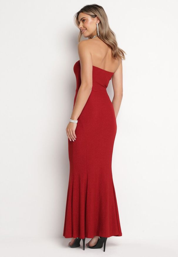 Born2be - Czerwona Sukienka Maxi Bez Ramiączek Zdobiona Metaliczną Nicią Bergena. Okazja: na imprezę. Kolor: czerwony. Długość rękawa: bez ramiączek. Wzór: aplikacja. Styl: elegancki. Długość: maxi
