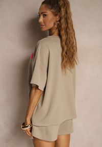 Renee - Ciemnobeżowy Komplet z Wiskozą o Fasonie Oversize T-shirt i Szorty Lirafina. Kolor: beżowy. Materiał: wiskoza #4