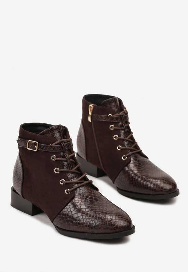 Renee - Brązowe Botki Vices ze Wstawkami Imitującymi Skórę Węża i Sprzączką Gelrina. Okazja: na co dzień, na imprezę. Zapięcie: sprzączka. Kolor: brązowy. Materiał: skóra. Obcas: na obcasie. Styl: casual. Wysokość obcasa: średni