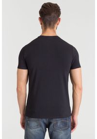 Czarny t-shirt Emporio Armani z aplikacją marki. Kolor: czarny. Wzór: aplikacja