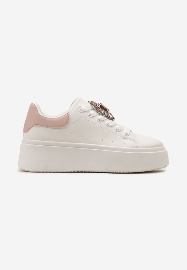 Born2be - Biało-Różowe Sneakersy na Platformie z Perforacją i Ozdobnym Kamieniem Dilhela. Okazja: na co dzień. Kolor: biały. Materiał: jeans. Obcas: na platformie