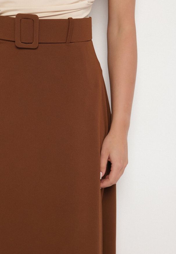 Born2be - Brązowa Gładka Spódnica Maxi z Gumką w Pasie i Klamrą Orirsa. Kolor: brązowy. Wzór: gładki. Styl: elegancki