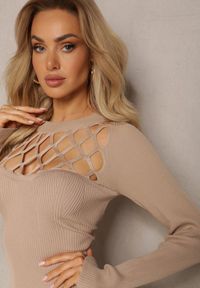 Renee - Beżowa Dopasowana Sukienka Maxi z Ażurowym Dekoltem i Rozcięciem na Nogę Fonelia. Kolor: beżowy. Wzór: ażurowy. Sezon: zima, jesień. Styl: elegancki. Długość: maxi #5